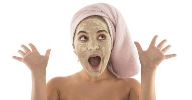 bellezza procedure pelle cura concetto. giovane donna l'applicazione facciale fango argilla maschera per sua viso foto