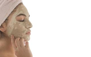 bellezza procedure pelle cura concetto. giovane donna l'applicazione facciale fango argilla maschera per sua viso foto