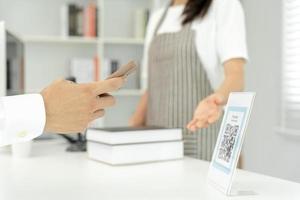 avvicinamento di un' mano hold smartphone e lettura qr codice pagamento. accettato creare digitale pagare senza i soldi. e portafoglio e senza soldi tecnologia.denaro in linea, inteligente città, digitale trasferimento, nube Collegare. foto