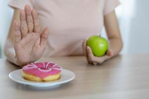 sottile corpo donne scegliere durante salutare Alimenti e Rifiuto cibo, femmina scegliere verde Mela per dieta. bene salutare cibo. peso perdere, equilibrio, controllo, ridurre Grasso, Basso calorie, routine, esercizio. foto