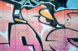 un' frammento di dettagliato graffiti di un' disegno fatto con aerosol vernici su un' parete di calcestruzzo piastrelle. sfondo Immagine di strada arte nel beige e rosa colore toni foto