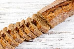 francese pane, baguette affettato su chopping tavola foto