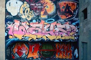 un' frammento di dettagliato graffiti di un' disegno fatto con aerosol vernici su un' parete di calcestruzzo piastrelle. sfondo Immagine di strada arte nel beige e rosa colore toni foto