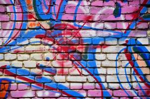 sfondo Immagine con graffiti elementi. struttura di il parete, dipinto nel diverso colori di nel il graffiti stile. concetto di strada cultura, gioventù divertimento e illegale teppismo foto