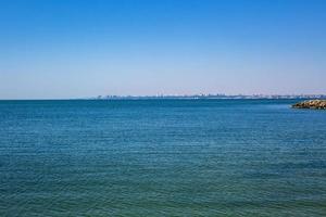 bellissimo mare con blu cielo su soleggiato giorno foto