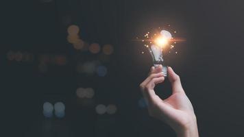 soluzione concetto e dimostrando comando strategie, che condurre il attività commerciale nel un' riuscito direzione, con innovazione e cervello energia a partire dal brainstorming, luce lampadina nel umano mano foto