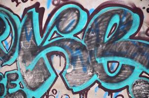 alcuni elementi di un' grande e composito graffiti modello su il parete, fatto con diverso colori di aerosol vernici foto