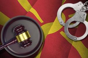 macedonia bandiera con giudice maglio e manette nel buio camera. concetto di penale e punizione, sfondo per giudizio temi foto