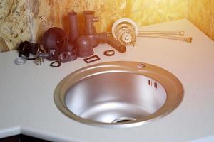 utensili e acqua rubinetto pronto per installazione Lavello su controsoffitto foto