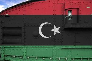 Libia bandiera raffigurato su lato parte di militare blindato serbatoio avvicinamento. esercito forze concettuale sfondo foto