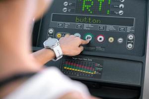 giovane contento asiatico donna atleta correre su tapis roulant, in esecuzione macchina, nel interno Palestra fitness per Salute foto