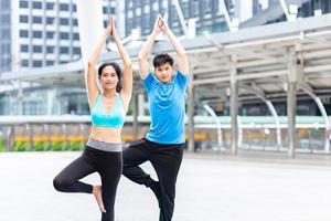 salutare uomo e donna yoga esercizio per rilassare Salute yoga classe sport esercizio insieme con contento momento e equilibrio in forma bidè su yoga stuoia fitness foto