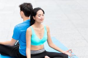 salutare uomo e donna yoga esercizio per rilassare Salute yoga classe sport esercizio insieme con contento momento e equilibrio in forma bidè su yoga stuoia fitness foto