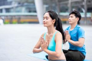 salutare uomo e donna yoga esercizio per rilassare Salute yoga classe sport esercizio insieme con contento momento e equilibrio in forma bidè su yoga stuoia fitness foto