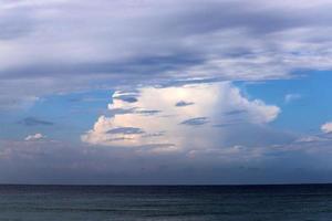 pioggia nuvole nel il cielo al di sopra di il mediterraneo mare nel settentrionale Israele. foto