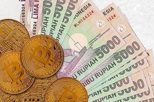 5000 indonesiano rupia fatture e d'oro bitcoin. criptovaluta investimento concetto. crypto estrazione o commercio foto