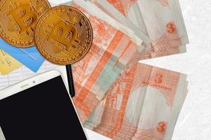 3 cubano pesos convertibili fatture e d'oro bitcoin con smartphone e credito carte. criptovaluta investimento concetto. crypto estrazione o commercio foto