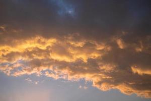 cielo con nuvole drammatiche foto