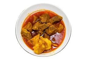 Manzo o curry fatti in casa ricetta nel un' ciotola con bianca sfondo foto