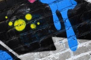 frammento di graffiti disegni. il vecchio parete decorato con dipingere macchie nel il stile di strada arte cultura. colorato sfondo struttura foto