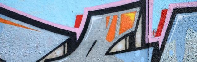 frammento di graffiti disegni. il vecchio parete decorato con dipingere macchie nel il stile di strada arte cultura. colorato sfondo struttura foto