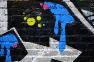 frammento di graffiti disegni. il vecchio parete decorato con dipingere macchie nel il stile di strada arte cultura. colorato sfondo struttura foto