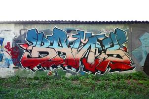 pieno e acompiuto graffiti opera d'arte. il vecchio parete decorato con dipingere macchie nel il stile di strada arte cultura. colorato sfondo struttura foto