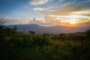 bellissimo nuvole tramonto drammatico colorato di giallo e blu cielo foto