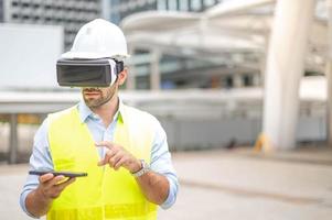 caucasico uomo uso vr bicchieri Guardando video per intrattenimento, opera, gratuito tempo e studia, mentre mano Tenere un' smartphone per controllo il vr occhiali. foto