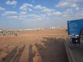 medina, Arabia arabia, dec 2022 - sera Visualizza di jannat al-baqi cimitero. tombe può essere visto nel il storico jannat al-baqi cimitero vicino Masjid al-nabawi, Medina, Arabia arabia.. foto