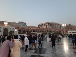 medina, Arabia arabia, dec 2022 - bellissimo sera Visualizza nel Masjid al-nabawi, visitatori siamo visto nel il luci di il moschea nel il premesse di il moschea. foto