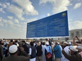 medina, Arabia arabia, dec 2022 - sera Visualizza di di medine storico jannat al-baqi cimitero. pellegrini a partire dal diverso paesi di il mondo siamo vicino il guida tavola a jannat al baqi cimitero. foto