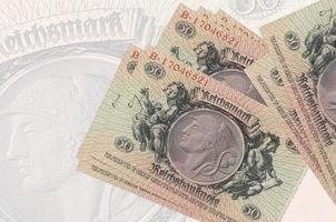 50 reich votazione fatture bugie nel pila su sfondo di grande semi trasparente banconota. astratto presentazione di nazionale moneta foto