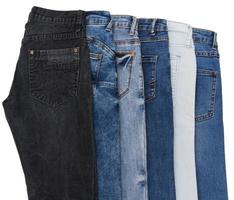 un' impostato di multicolore jeans su un' bianca sfondo avvicinamento foto