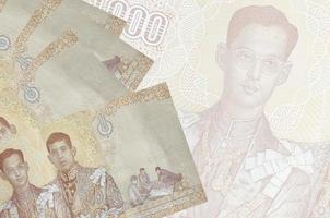 1000 tailandese baht fatture bugie nel pila su sfondo di grande semi trasparente banconota. astratto attività commerciale sfondo foto
