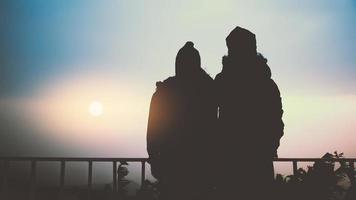 amante donne e uomini asiatici viaggiano rilassarsi durante le vacanze. alzati per l'alba sulla montagna. in inverno. in Thailandia foto