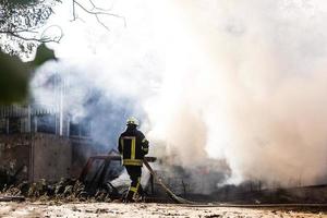 i vigili del fuoco nel azione, fuoco tubi foto