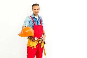 grave maschio costruzione lavoratore con corto nero capelli nel uniforme con braccia piegato - isolato foto