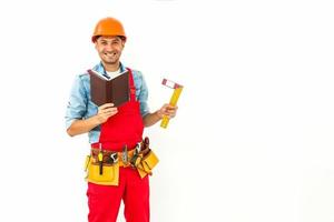 grave maschio costruzione lavoratore con corto nero capelli nel uniforme con braccia piegato - isolato foto