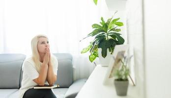 ragazza pregando. lato Visualizza di bellissimo giovane biondo capelli donna preghiere a casa foto