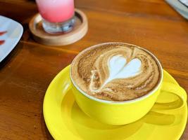 tazza di caffè latte macchiato su un' di legno tavolo foto