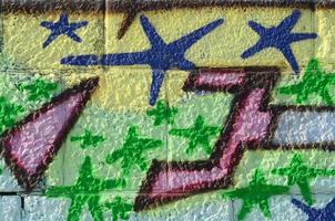 frammento di graffiti disegni. il vecchio parete decorato con dipingere macchie nel il stile di strada arte cultura. colorato sfondo struttura nel verde toni foto