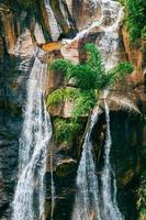 maestoso cascata nel mine Gerais, brasile in profondità nel il giungla foto