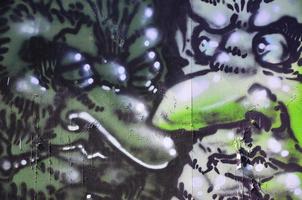 il vecchio parete, dipinto nel colore graffiti disegno con aerosol vernici. il Immagine di terribile facce. sfondo Immagine per Halloween foto