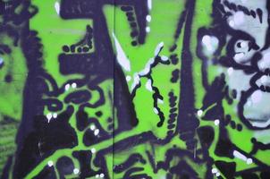 il vecchio parete, dipinto nel colore graffiti disegno con aerosol vernici. il Immagine di terribile facce. sfondo Immagine per Halloween foto