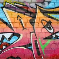 astratto colorato frammento di graffiti dipinti su vecchio mattone parete. arte di strada composizione con parti di selvaggio lettere e multicolore macchie. subculturale sfondo struttura foto