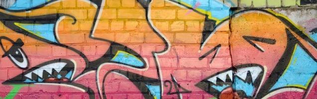 astratto colorato frammento di graffiti dipinti su vecchio mattone parete. strada arte composizione con parti di non scritto lettere e multicolore macchie. subculturale sfondo struttura foto