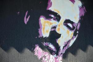 il vecchio parete, dipinto nel colore graffiti disegno con aerosol vernici. Immagine di un vecchio dell'uomo viso nel un' stampigliato stile foto