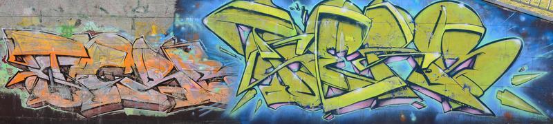 frammento di graffiti disegni. il vecchio parete decorato con dipingere macchie nel il stile di strada arte cultura. multicolore sfondo struttura foto