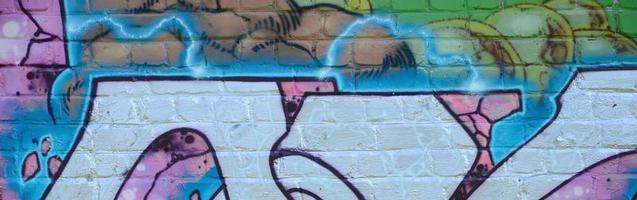 frammento di graffiti disegni. il vecchio parete decorato con dipingere macchie nel il stile di strada arte cultura. colorato sfondo struttura nel viola toni foto